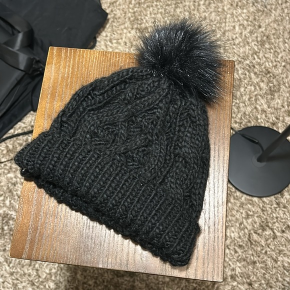 FOREVER 21 NWOT Black Cable Knit Pom Pom Beanie - Picture 4 of 7